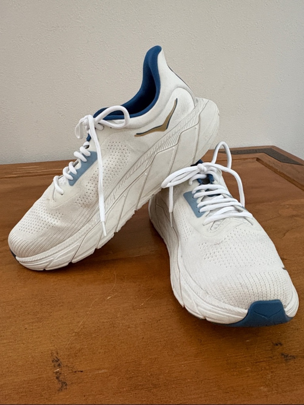 Hoka Arahi 7 White and Blue Running Shoe Size 9.5